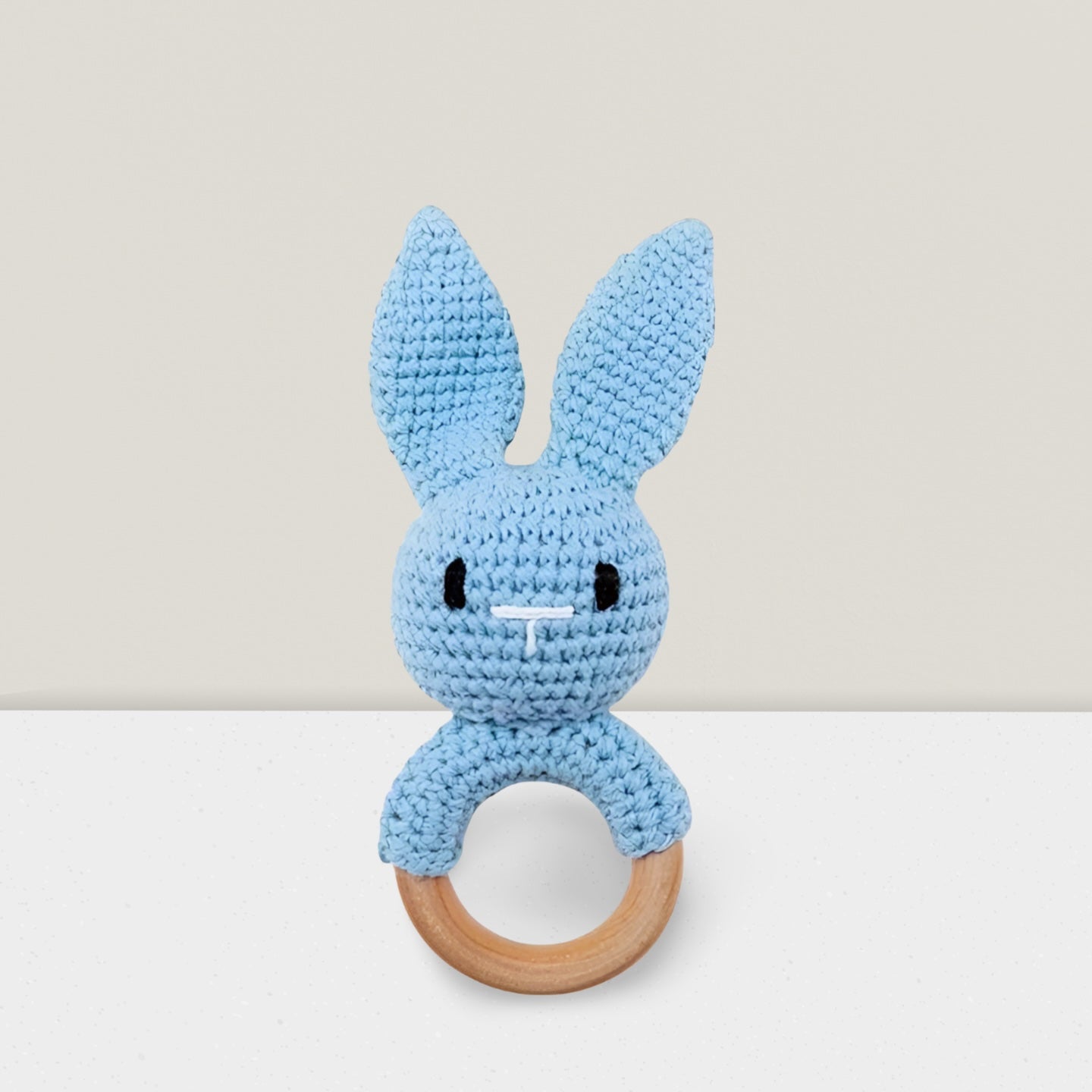 hochet-bebe-bois-lapin-bleu